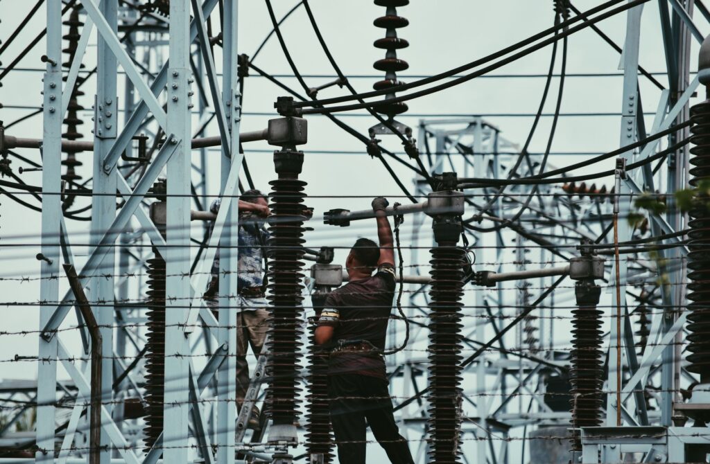 Un technicien analyse la couverture réseau pour détecter les zones blanches de distribution.