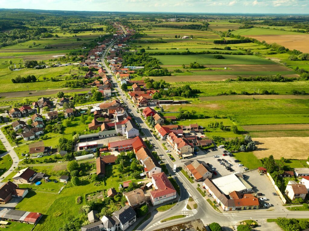 Étude potentiel commercial zone rurale méthodologie : un petit village rural avec quelques commerces et habitations